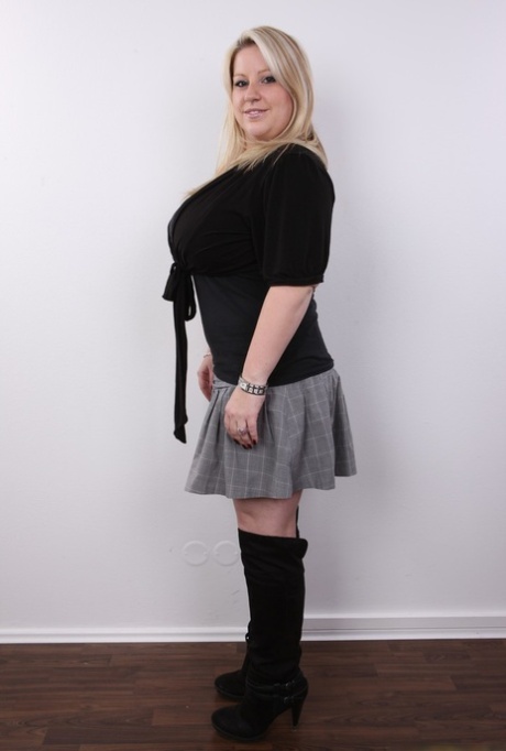 Fat blonde Jana reveals large breasts during her nude modeling debut 27147465