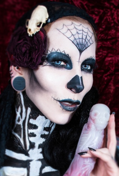 Solo model Razor Candi toys her pussy in skeleton bodypaint 16250553