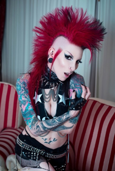 Alt model Razor Candi sports a Mohawk while dildoing her vagina 29456290