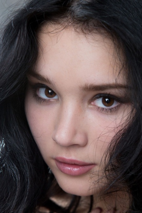 Naked brunette teen Malena Fendi admires her pretty face in the mirror 25493077