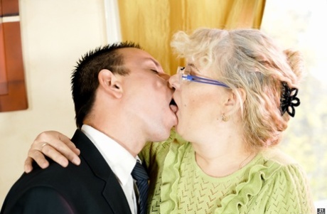 Blonde granny Viola Jones gets facialed after having hardcore sex 66680307