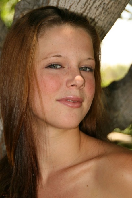 Natural redhead Holly Webster makes her nude modeling debut in the backyard 40364003