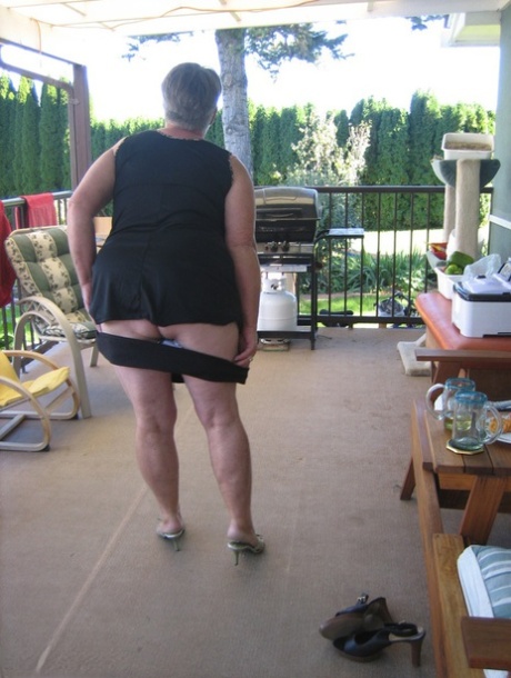 Old lady Girdle Goddess shakes her big butt while on a veranda 95522497