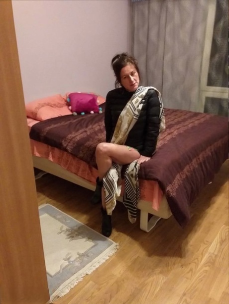 Older amateur Diana Ananta fingers her snatch on a bed wearing black boots 63486196
