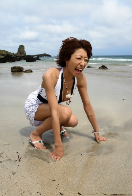 Japanese redhead ends up with a mouthful of cum after a BJ on the beach 91076884