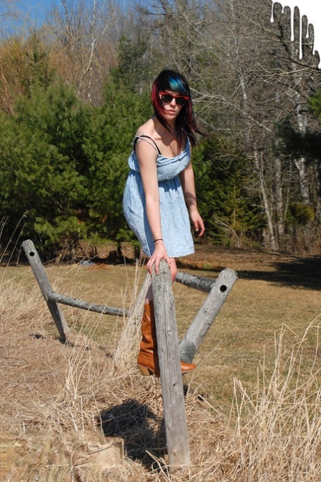 Chubby teen Sabrina Squirts exposes her big butt over a rustic fence 60005101
