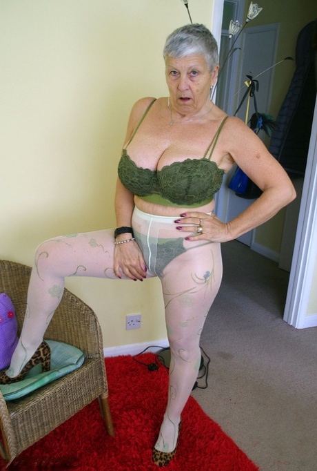 Old amateur Savana removes a leather dress before rolling down her pantyhose 61971134