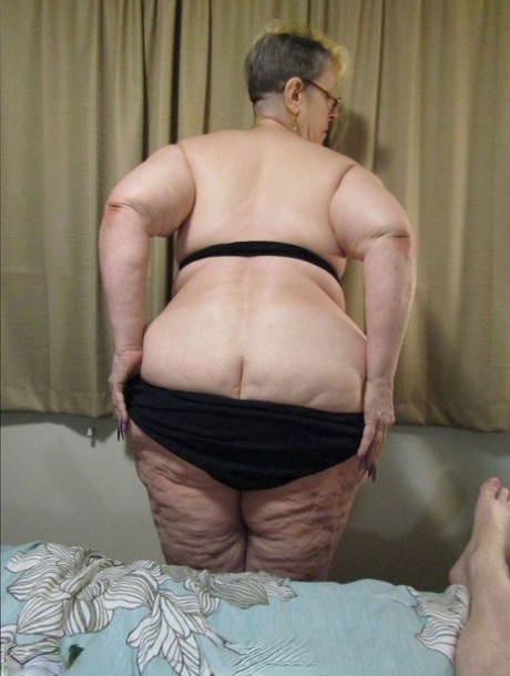 Fat nan Bunny Gram sucks a dick and grabs her huge ass before POV sex on a bed 37325976