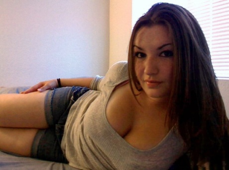 Amateur solo girl uncovers her big butt and big boobs in a teasing manner 55769263