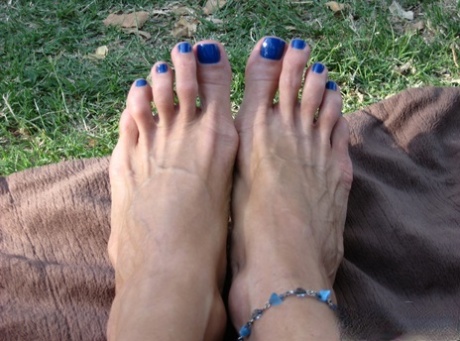 Sexy pornstar Erica Lauren flaunts painted sexy toes in sandals & bare 32350654