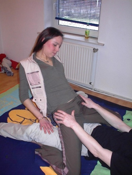 Teen amateur Marie gets completely naked before exchanging oral sex with a guy 57047110