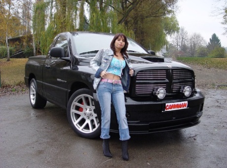 Amateur model Vivian grinds her pussy against a stick shift in a pickup truck 18126951