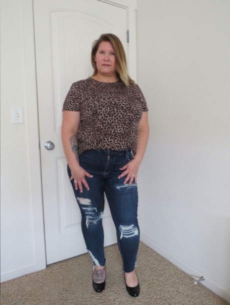 Amateur BBW Busty Kris Ann peels off ripped jeans well getting butt naked 96722203