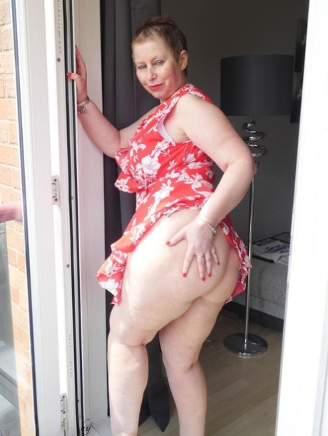 Mature amateur Posh Sophia exposes her big butt and snatch in red heels 89138309