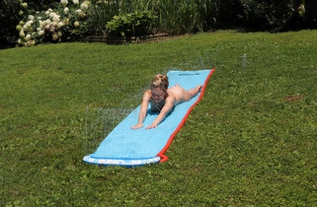 First timer Amber Moore pees in the yard before clamping and toying her pussy 32367166