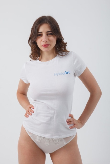 Young beauty Elle Mira exposes her great body in a sexy fashion 49895226