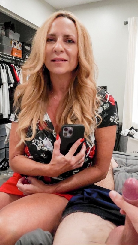 Busty mom Kenzi Foxx receives an internal cumshot from her stepson 87731803