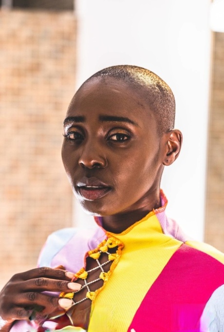 Ebony teen Zaawaadi sports a bald head while masturbating with a pink vibrator 59321884