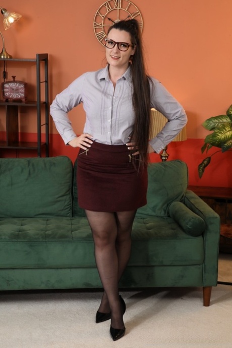 British secretary Ivy Rain unveils her big boobs with her glasses on 81732491