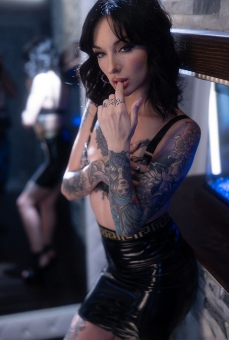 Tattooed brunette Lysagna Del Ray takes a cumshot on her bush after a fuck 19880197