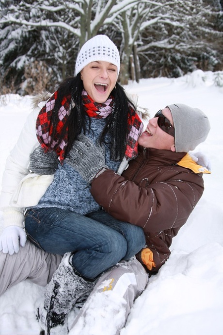 Teen girl opens her mouth for a cumshot after fucking in the snow 30766067