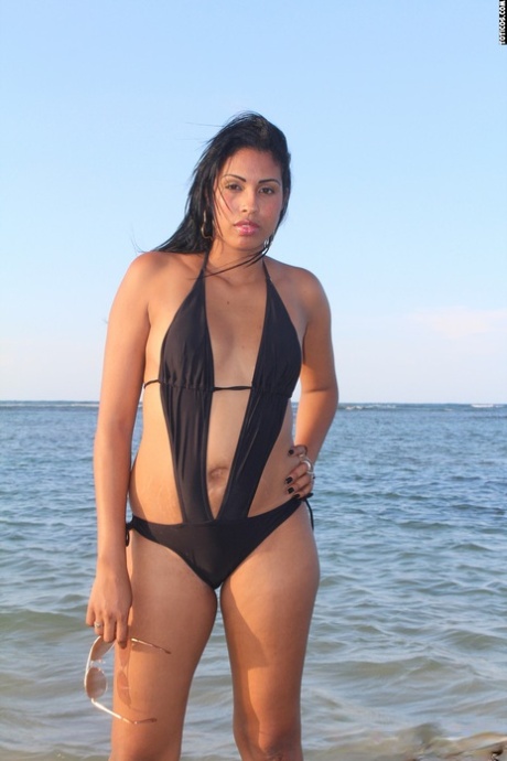 Latina amateur Marlen take off her sunglasses while wearing a swimsuit 10953664