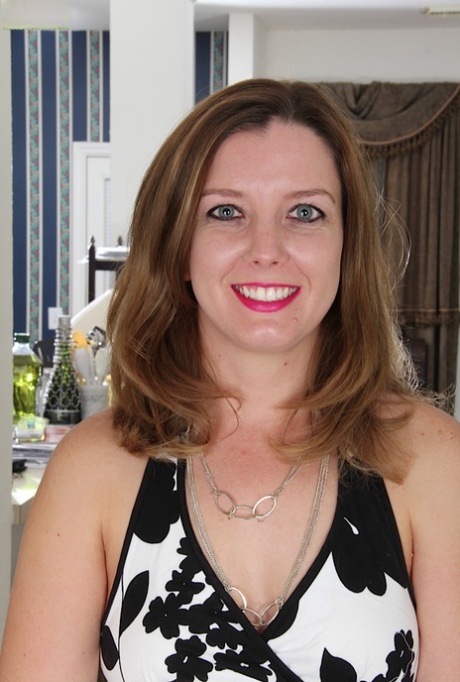 Charming Deliliah Stevenson likes getting naked on the cam spreading her muff 18076312
