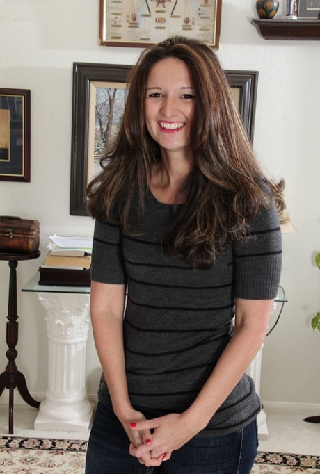Middle aged wife Stephanie Roberts undresses for her first nude modeling gig 71237730
