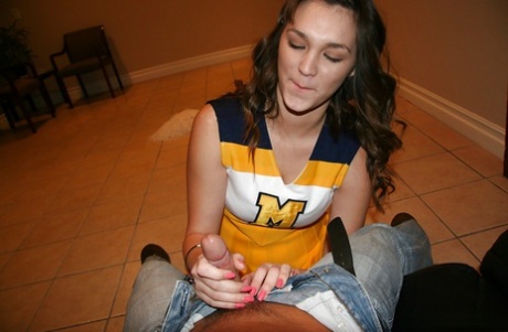 Gorgeous brunette Holly Michaels spits out good load of warm cum 57902602