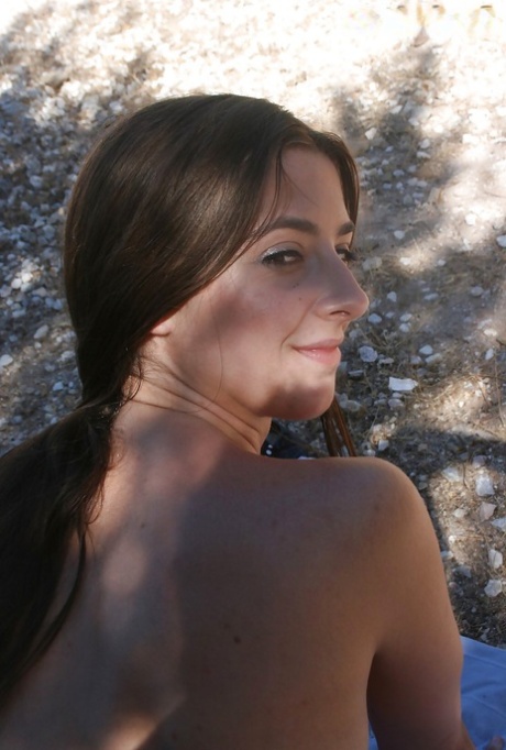 Amateur homemade porn action features hardcore fuck of hot babe outdoor 57790695