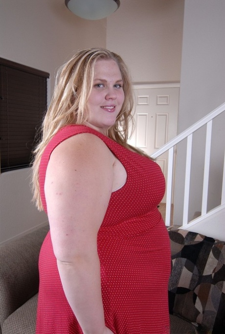 Sexy SSBBW Christina spreads her shaved vagina after stripping naked 94852510