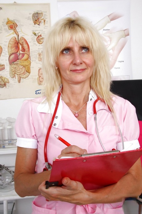 Older blonde lady Mia Hot masturbating her granny pussy in exam room 98695947