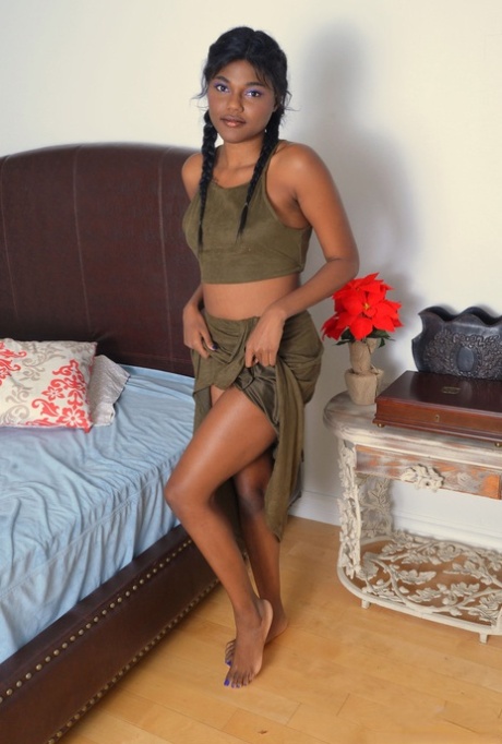 Black amateur Yara Skye plunges her fingers into wide open pussy on bed 61755834