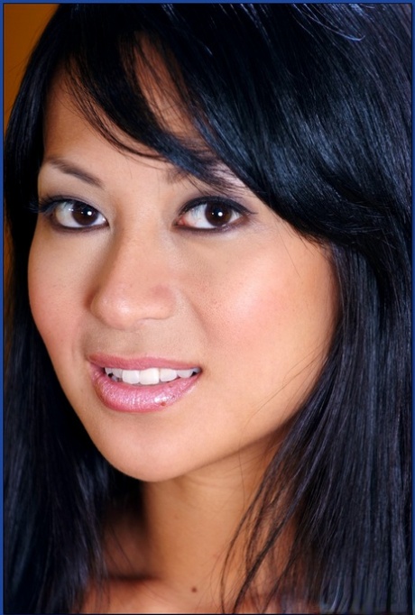 Sporty asian babe Gianna Lynn stripping and spreading in the gym 93958598